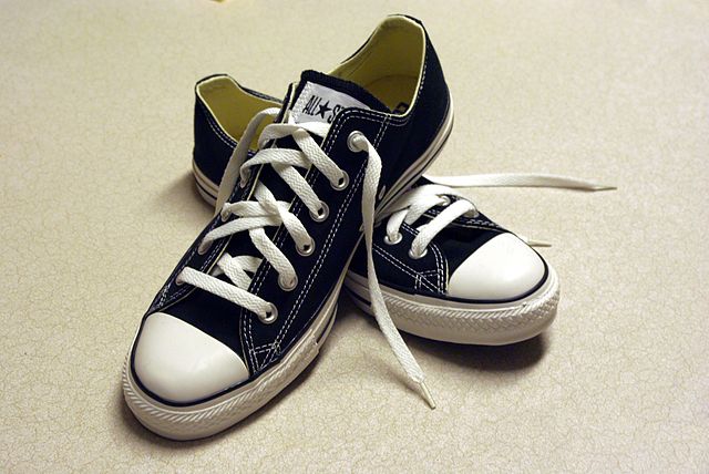 640px-Black_Converse_sneakers