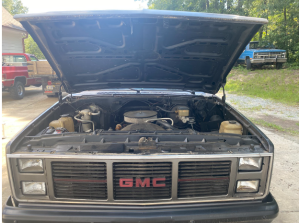 This is the Engine bay of 1985 GMC Sierra classic.

