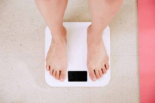 Hollywood’s obsession with ultra-thin bodies continues to set unrealistic standards. Photo by i yunmai on Unsplash.