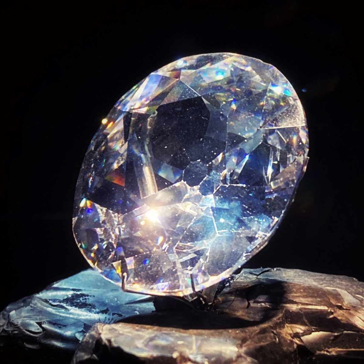 This is a replica of the Koh-i-Noor diamond which sits in Prince of Wales Museum of Western India, Mumbai. The British Museum has the original diamond and has delayed its return. The people of India are eagerly waiting to replace this replica. Aiva/Wikimedia Commons.