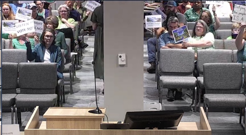 At the hearing, the majority of the public display themselves against the bill with passion.